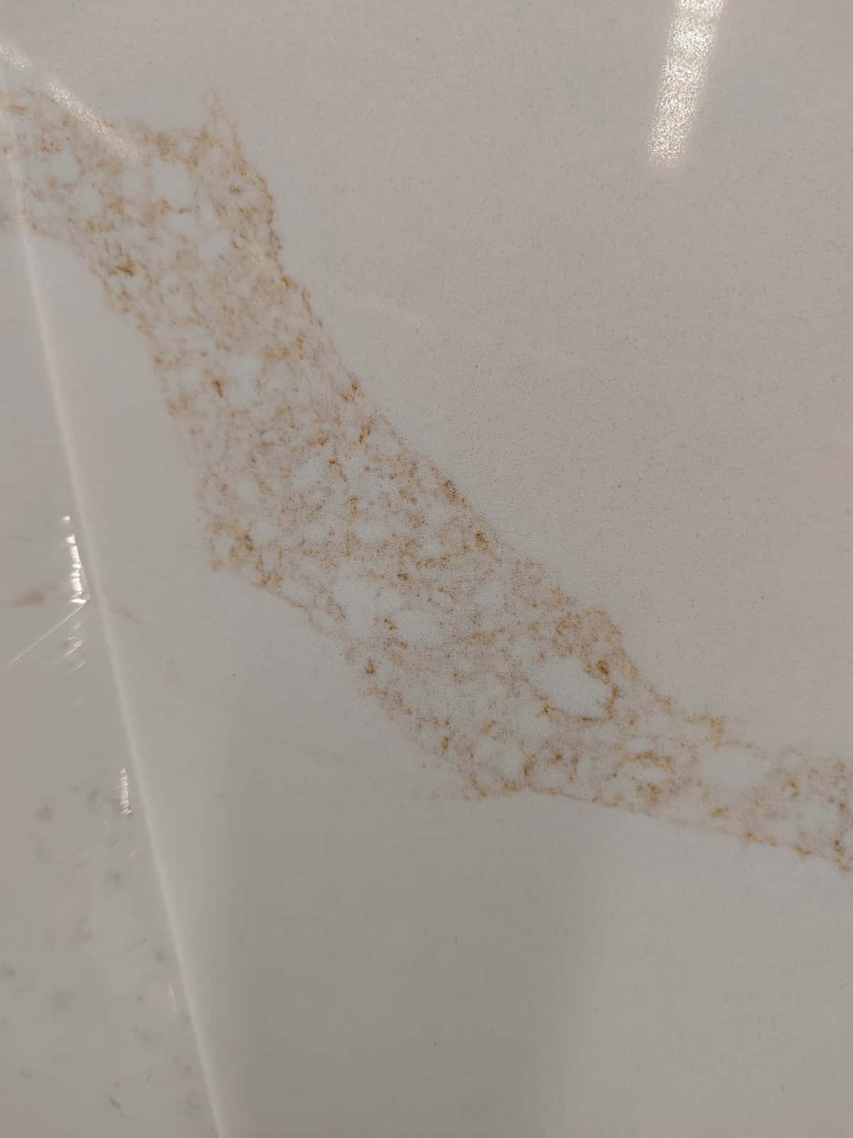 Aoli Stone quartz island countertop with waterfall-edge effect Large-format quartz slab creates a bright and refined kitchen interior