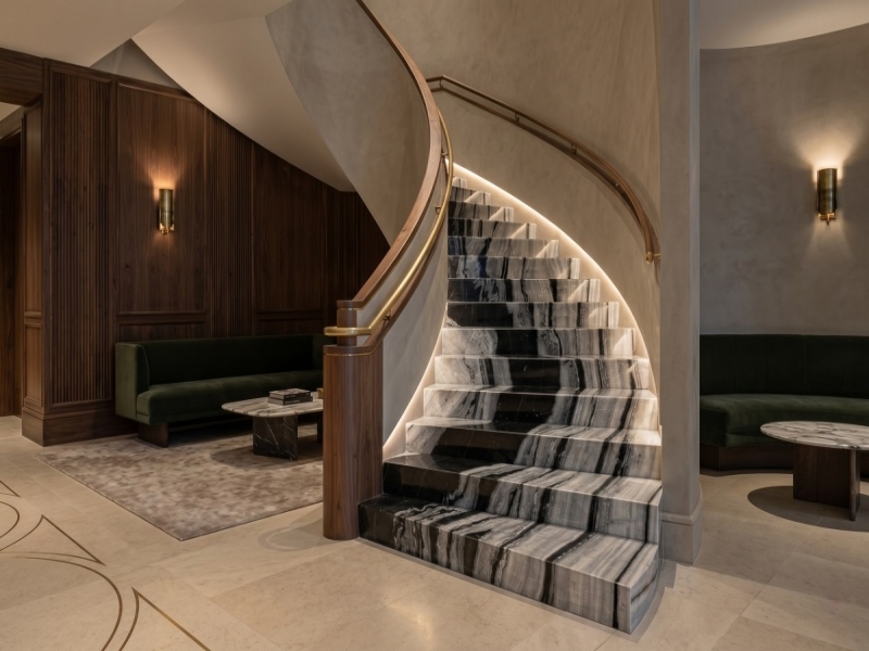 مشروع تركيب درج رخامي مخصص بتقنية التركيب الجاف مع عروق خطية بارزة