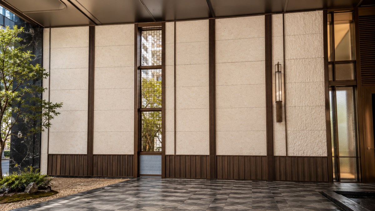  Textured Cotswold Cream Limestone feature wall used beside a landscaped courtyard area